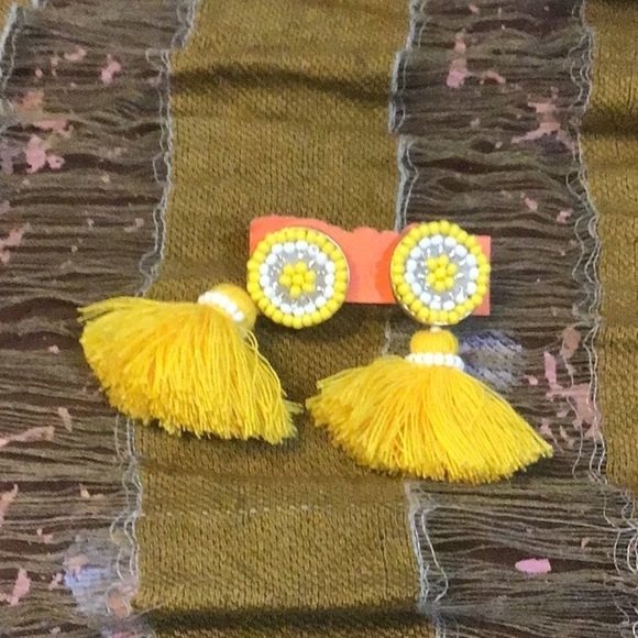 Adorable, adorable, yellow bead, tassel earrings.​​ - Picture 1 of 2